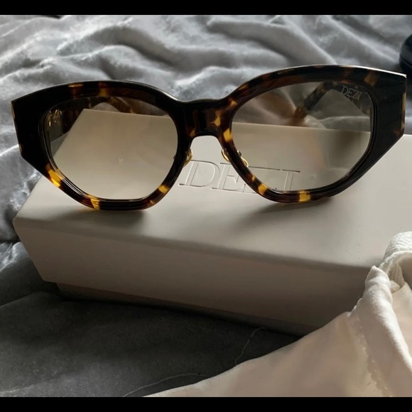 Dezi Charge It Sunglasses - Picture 1 of 4